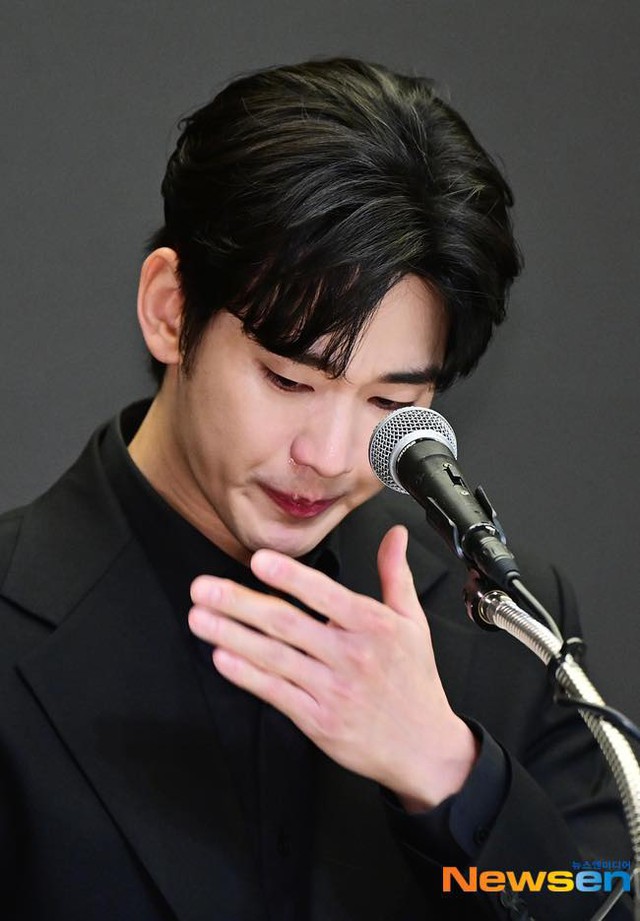 Buổi họp báo vi phạm "tính người" của Kim Soo Hyun- Ảnh 1.