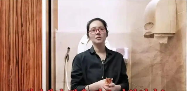"Quốc bảo nhan sắc" bụng mang dạ chửa phải lén chui vào WC ăn uống, chuyện gì đây?- Ảnh 4.