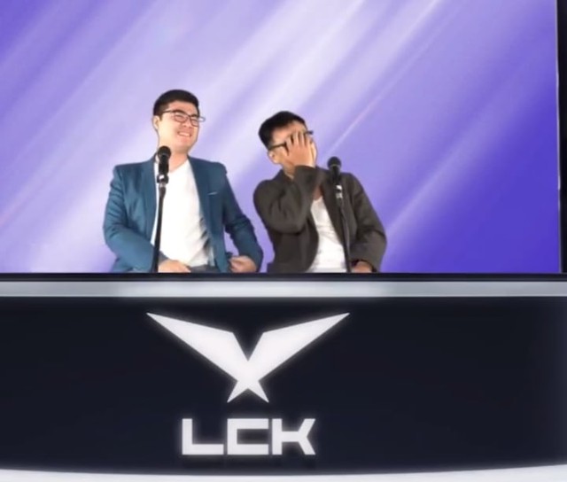 Hai BLV hàng đầu gặp sự cố lộ hậu trường "thiếu vải" ngay trên sóng livestream, người xem đứng hình- Ảnh 1. Hai BLV hàng đầu gặp sự cố lộ hậu trường "thiếu vải" ngay trên sóng livestream, người xem đứng hình- Ảnh 1.