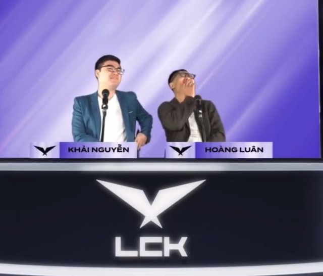 Hai BLV hàng đầu gặp sự cố lộ hậu trường "thiếu vải" ngay trên sóng livestream, người xem đứng hình- Ảnh 3. Hai BLV hàng đầu gặp sự cố lộ hậu trường "thiếu vải" ngay trên sóng livestream, người xem đứng hình- Ảnh 3.