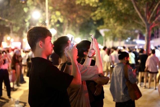 Giới trẻ vận dụng tối đa kỹ năng đi concert để "camp chỗ" đẹp xem lễ diễu binh 30/4: Rộn ràng quá!- Ảnh 1.
