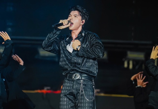 HIEUTHUHAI lần đầu hát live Nước Mắt Cá Sấu: Nghe fanchant là biết "đủ trình" hay không!- Ảnh 3.