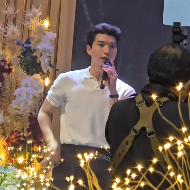 Đang đi ăn cưới thì HIEUTHUHAI tới ngồi cùng, diện mỗi áo thun mà visual sáng choang, phát biểu tinh tế 10 điểm!- Ảnh 5. Đang đi ăn cưới thì HIEUTHUHAI tới ngồi cùng, diện mỗi áo thun mà visual sáng choang, phát biểu tinh tế 10 điểm!- Ảnh 5.