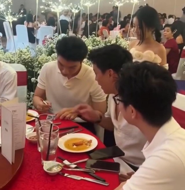 Đang đi ăn cưới thì HIEUTHUHAI tới ngồi cùng, diện mỗi áo thun mà visual sáng choang, phát biểu tinh tế 10 điểm!- Ảnh 3. Đang đi ăn cưới thì HIEUTHUHAI tới ngồi cùng, diện mỗi áo thun mà visual sáng choang, phát biểu tinh tế 10 điểm!- Ảnh 3.