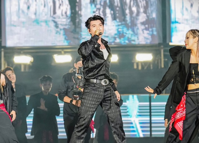 HIEUTHUHAI lần đầu hát live Nước Mắt Cá Sấu: Nghe fanchant là biết "đủ trình" hay không!- Ảnh 4.