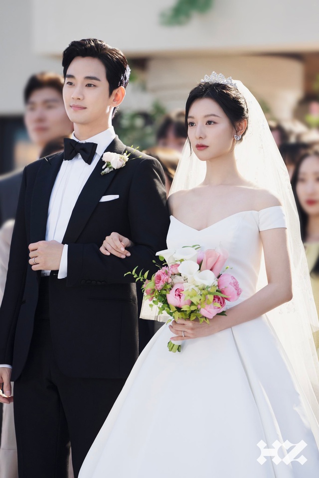Kim Soo Hyun được chọn còn Kim Ji Won phải "ra chuồng gà", netizen phẫn nộ: “Trọng nam khinh nữ”- Ảnh 2.
