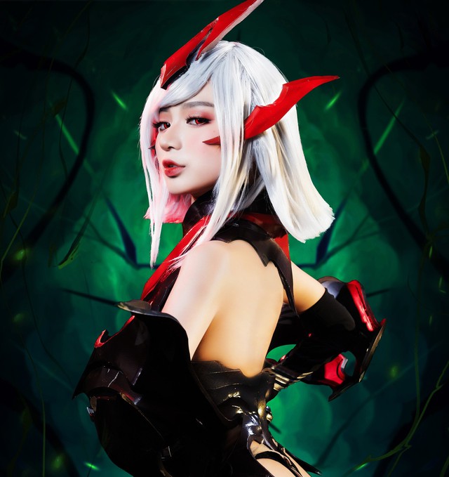 Cosplay Violet Huyết Ma Thần, cô gái chỉ dám biến hóa 50% nhưng vẫn khiến fan nam chao đảo - Ảnh 1.