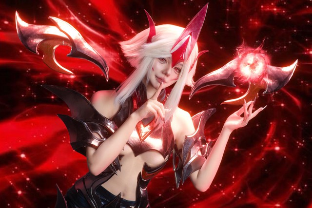 Cosplay Violet Huyết Ma Thần, cô gái chỉ dám biến hóa 50% nhưng vẫn khiến fan nam chao đảo - Ảnh 2.