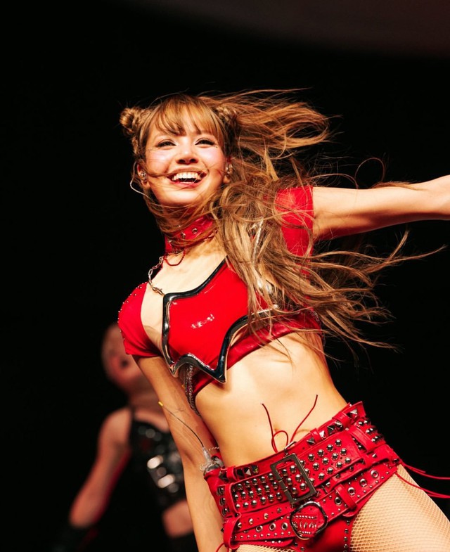 Vũ đạo 19+ khiến Lisa bị chỉ trích “bắt chước ca sĩ nhạc pop Mỹ rẻ tiền”- Ảnh 1.