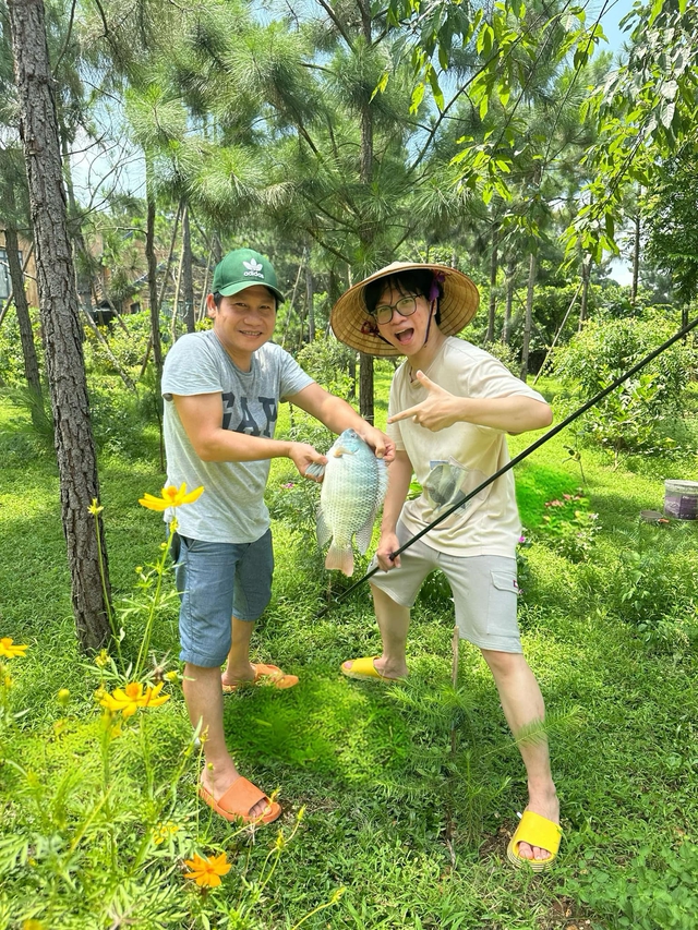 Cuộc sống tuổi 49 cực chill của Trọng Tấn trong biệt thự sân vườn tại Thanh Hóa: Nuôi gà, trồng rau má, hái nhót chín- Ảnh 12.