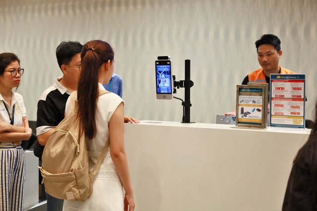 Những hành khách đầu tiên đổ về nhà ga T3 Tân Sơn Nhất, công nghệ check-in mới cực "mượt" khiến nhiều người trầm trồ- Ảnh 5.