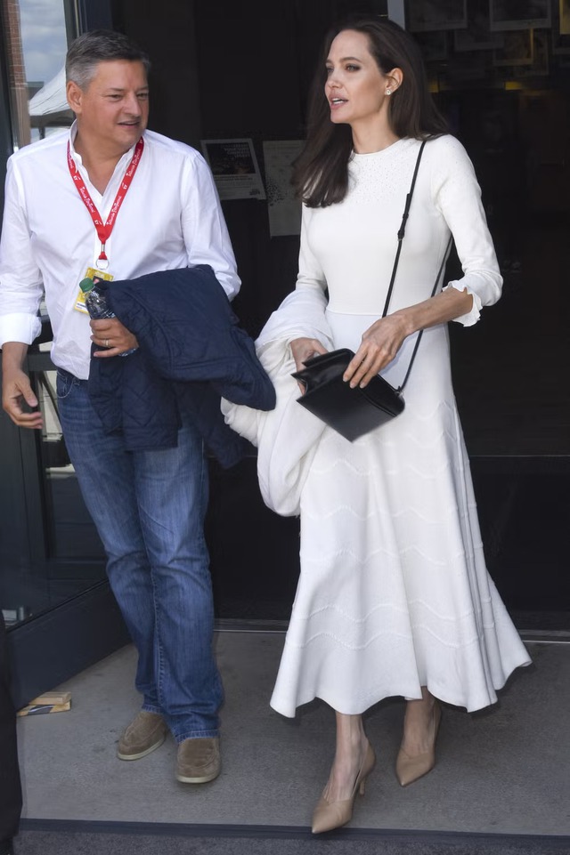 Phụ nữ trung niên nên mặc đồ trắng - be - xám như Angelina Jolie, trông vừa trẻ trung vừa thanh tao- Ảnh 1.