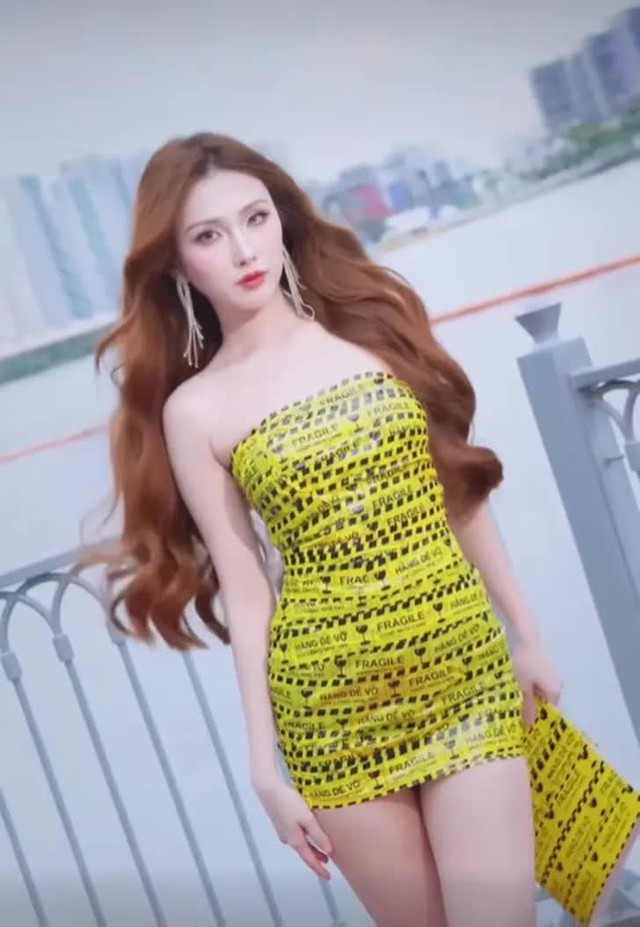 Mỹ nhân trend "băng keo" đăng tải bộ hình bikini nóng hơn thời tiết- Ảnh 6.