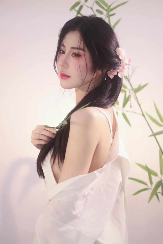 Bóng hồng huyền thoại một thời giờ "tái xuất", vóc dáng vẫn khiến fan nam u mê, "không lối thoát"- Ảnh 2.