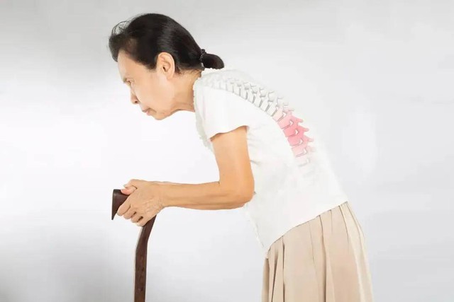 40 tuổi nhưng sáng nào ngủ dậy cũng đau lưng, tôi giật mình khi bác sĩ nói "mắc bệnh của người già"- Ảnh 3.