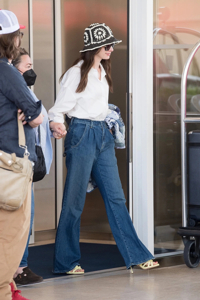 Những set đồ mùa hè của Anne Hathaway: Đơn giản mà gây thương nhớ, phụ nữ 40+ sẽ muốn học theo- Ảnh 1.
