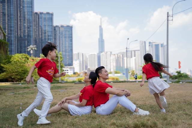 Con trai nhí của NSƯT Quốc Cơ – MC Hồng Phượng biểu diễn xiếc cùng bố trong bộ ảnh  ý nghĩa kỷ niệm 30/4- Ảnh 8.