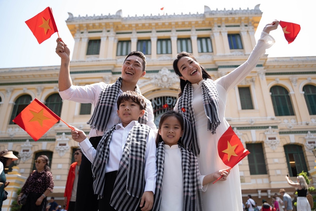 Con trai nhí của NSƯT Quốc Cơ – MC Hồng Phượng biểu diễn xiếc cùng bố trong bộ ảnh  ý nghĩa kỷ niệm 30/4- Ảnh 1.