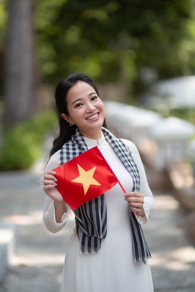 Con trai nhí của NSƯT Quốc Cơ – MC Hồng Phượng biểu diễn xiếc cùng bố trong bộ ảnh  ý nghĩa kỷ niệm 30/4- Ảnh 3.