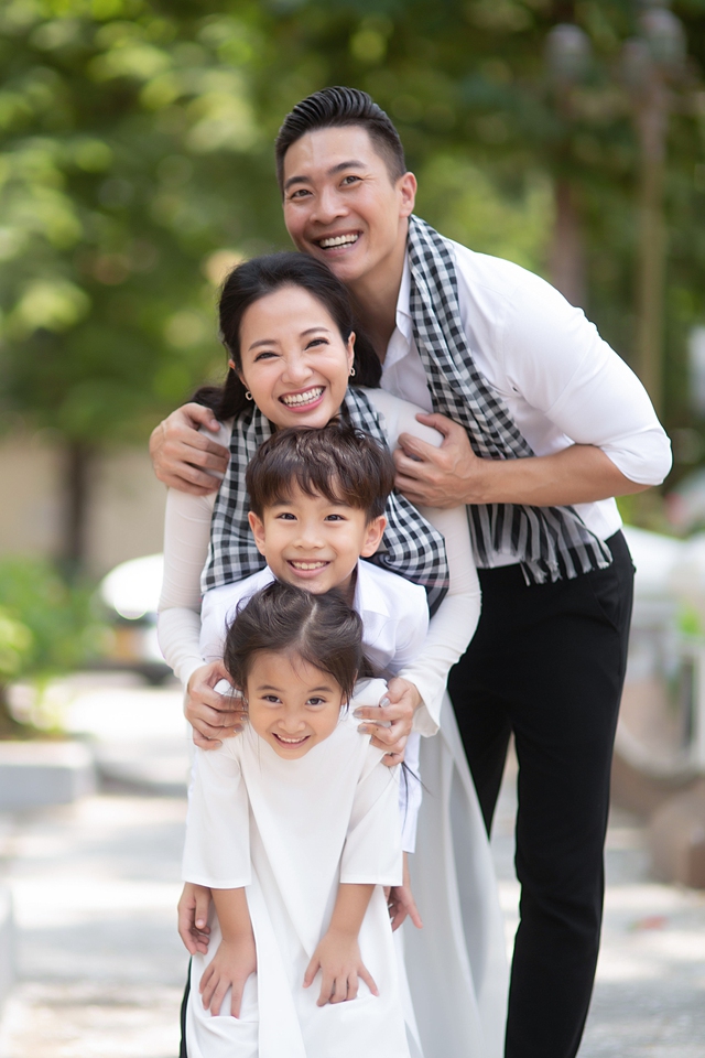 Con trai nhí của NSƯT Quốc Cơ – MC Hồng Phượng biểu diễn xiếc cùng bố trong bộ ảnh  ý nghĩa kỷ niệm 30/4- Ảnh 7.