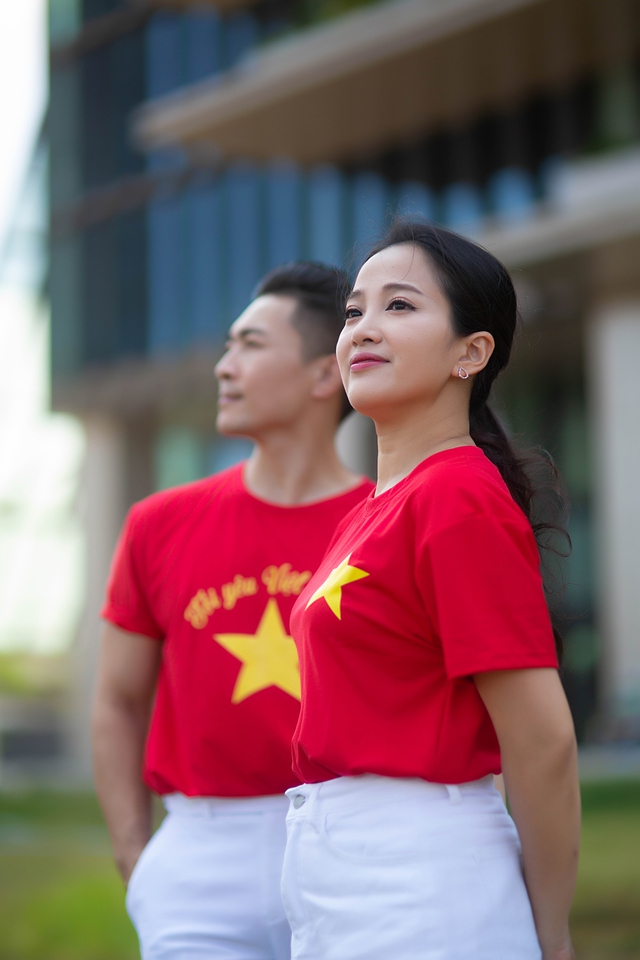 Con trai nhí của NSƯT Quốc Cơ – MC Hồng Phượng biểu diễn xiếc cùng bố trong bộ ảnh  ý nghĩa kỷ niệm 30/4- Ảnh 4.