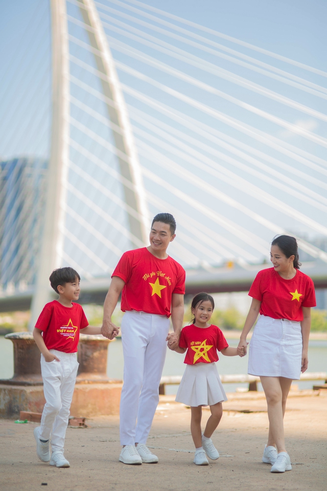 Con trai nhí của NSƯT Quốc Cơ – MC Hồng Phượng biểu diễn xiếc cùng bố trong bộ ảnh  ý nghĩa kỷ niệm 30/4- Ảnh 6.