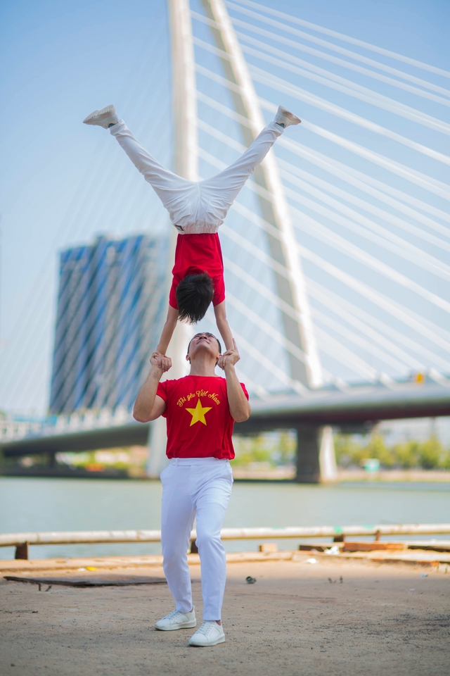 Con trai nhí của NSƯT Quốc Cơ – MC Hồng Phượng biểu diễn xiếc cùng bố trong bộ ảnh  ý nghĩa kỷ niệm 30/4- Ảnh 5.