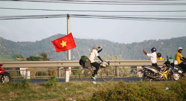 Sốt ruột nhất lúc này: "Khối trưởng khối đạp xe" đi mãi chưa đến TP.HCM, cứ thấy giao lưu văn nghệ, ngắm biển chill chill- Ảnh 2. Sốt ruột nhất lúc này: "Khối trưởng khối đạp xe" đi mãi chưa đến TP.HCM, cứ thấy giao lưu văn nghệ, ngắm biển chill chill- Ảnh 2.
