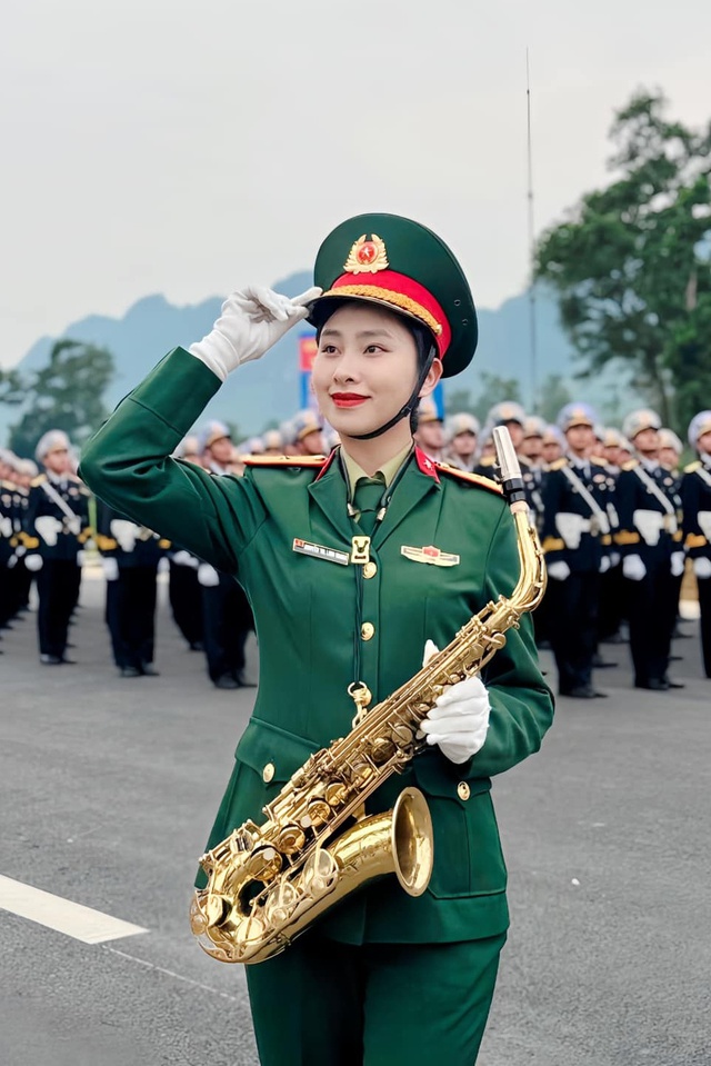 Nữ quân nhân gây sốt dịp diễu binh 30/4 : Không hổ danh xuất thân "khối Hoa hậu", soi học vấn càng nể- Ảnh 2. Nữ quân nhân gây sốt dịp diễu binh 30/4 : Không hổ danh xuất thân "khối Hoa hậu", soi học vấn càng nể- Ảnh 2.