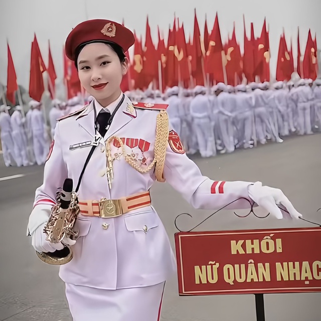 Nữ quân nhân gây sốt dịp diễu binh 30/4 : Không hổ danh xuất thân "khối Hoa hậu", soi học vấn càng nể- Ảnh 1. Nữ quân nhân gây sốt dịp diễu binh 30/4 : Không hổ danh xuất thân "khối Hoa hậu", soi học vấn càng nể- Ảnh 1.