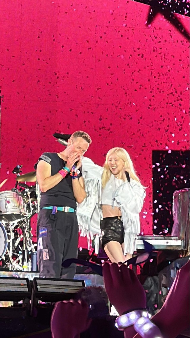 Trưởng nhóm ban nhạc huyền thoại gây sốc khi “quỳ lạy” thành viên hát hay nhất BLACKPINK- Ảnh 4.