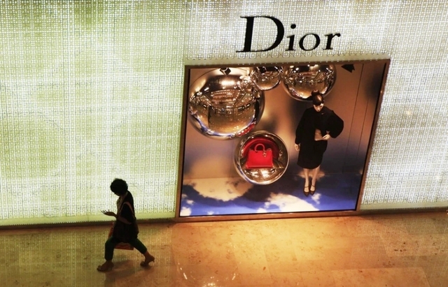 Louis Vuitton và Dior tăng giá mạnh tại Trung Quốc: Chuyện gì đang xảy ra?- Ảnh 3.