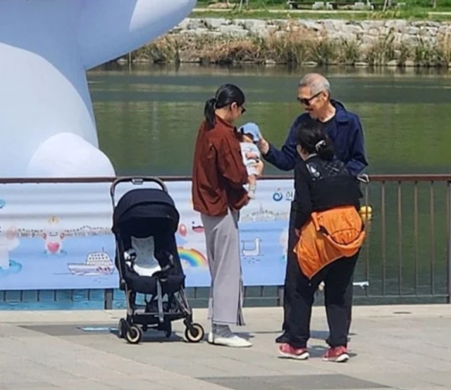 Hot nhất Naver: 130.000 người xem "tiểu tam" Kim Min Hee tái xuất, cùng người tình hơn 22 tuổi đưa con mới sinh đi dạo- Ảnh 1.