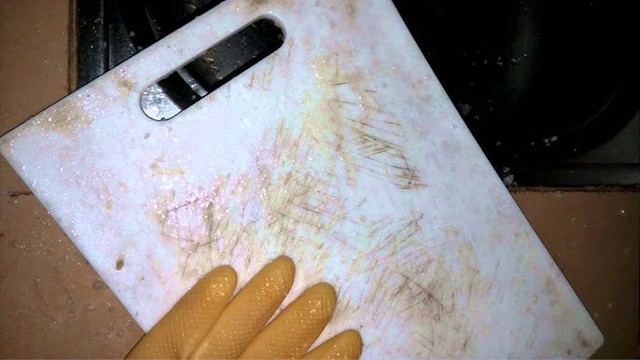 Chuyên gia cảnh cáo: Thớt nhựa xuất hiện dấu hiệu này thì vứt ngay kẻo Chuyên gia cảnh cáo: Thớt nhựa xuất hiện dấu hiệu này thì vứt ngay kẻo