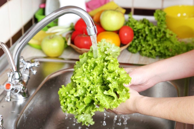 Không cầu kì, chuyên gia Mỹ chỉ ra đây là cách loại bỏ thuốc trừ sâu khỏi rau quả đúng nhất, an toàn nhất!- Ảnh 2. Không cầu kì, chuyên gia Mỹ chỉ ra đây là cách loại bỏ thuốc trừ sâu khỏi rau quả đúng nhất, an toàn nhất!- Ảnh 2.