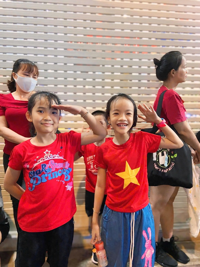 5h sáng háo hức theo bố mẹ vượt đường xa: "Tiết học yêu nước" không giáo án, con ghi nhớ suốt đời không quên!- Ảnh 12.