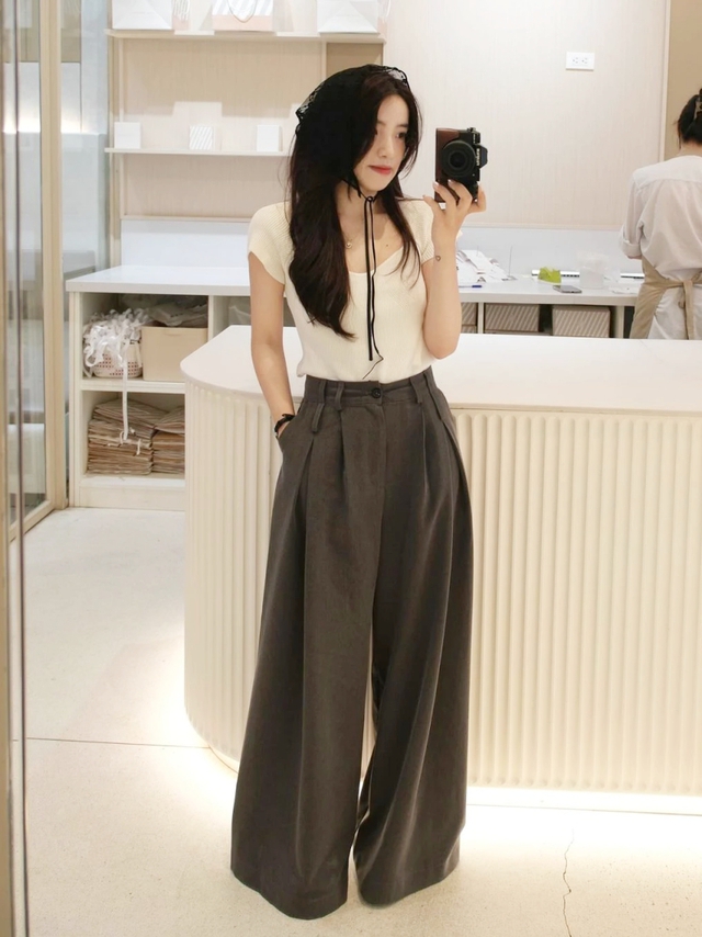 Phụ nữ ngoài 30 nên có ít nhất 1 chiếc quần ống rộng trong tủ đồ hè này, vì sao?- Ảnh 13. Phụ nữ ngoài 30 nên có ít nhất 1 chiếc quần ống rộng trong tủ đồ hè này, vì sao?- Ảnh 13.