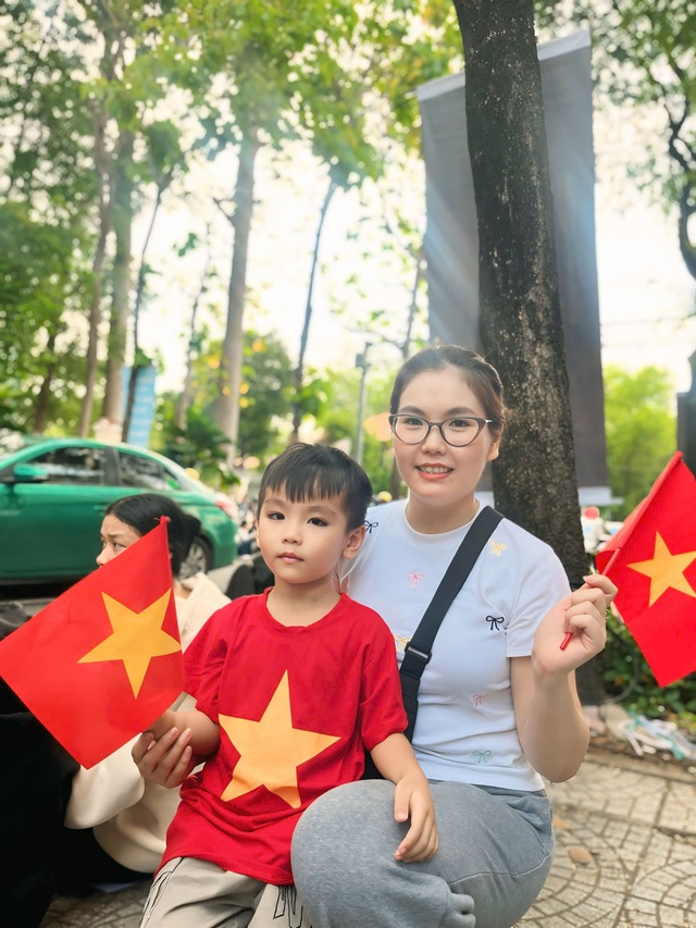5h sáng háo hức theo bố mẹ vượt đường xa: "Tiết học yêu nước" không giáo án, con ghi nhớ suốt đời không quên!- Ảnh 3.