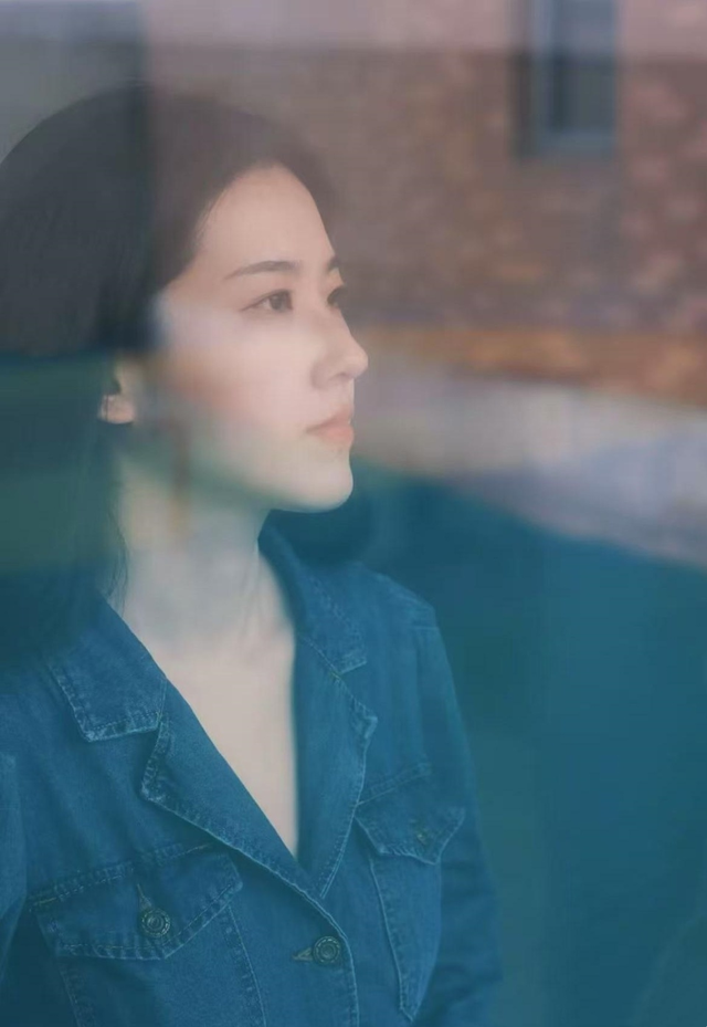 Giảng viên Đại học mặc áo Dior 60 triệu đi dạy: Sao giống hệt Lưu Diệc Phi thế này- Ảnh 6. Giảng viên Đại học mặc áo Dior 60 triệu đi dạy: Sao giống hệt Lưu Diệc Phi thế này- Ảnh 6.