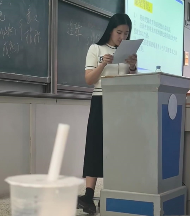 Giảng viên Đại học mặc áo Dior 60 triệu đi dạy: Sao giống hệt Lưu Diệc Phi thế này- Ảnh 3. Giảng viên Đại học mặc áo Dior 60 triệu đi dạy: Sao giống hệt Lưu Diệc Phi thế này- Ảnh 3.