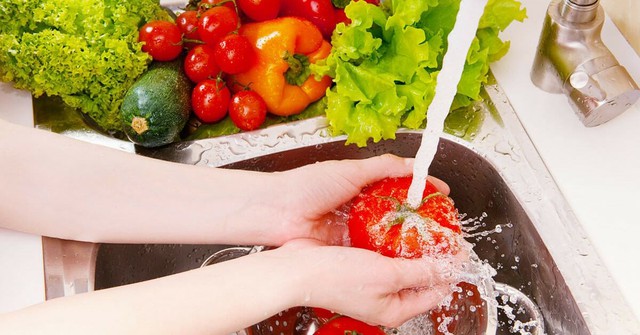 Không cầu kì, chuyên gia Mỹ chỉ ra đây là cách loại bỏ thuốc trừ sâu khỏi rau quả đúng nhất, an toàn nhất!- Ảnh 1. Không cầu kì, chuyên gia Mỹ chỉ ra đây là cách loại bỏ thuốc trừ sâu khỏi rau quả đúng nhất, an toàn nhất!- Ảnh 1.
