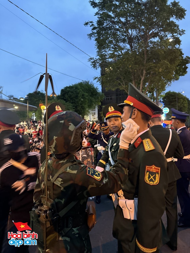 Tình cờ lướt qua cử chỉ yêu thương của cặp đôi chiến sĩ, nam quân nhân có biểu cảm mặn mòi "lên xu hướng"- Ảnh 2.