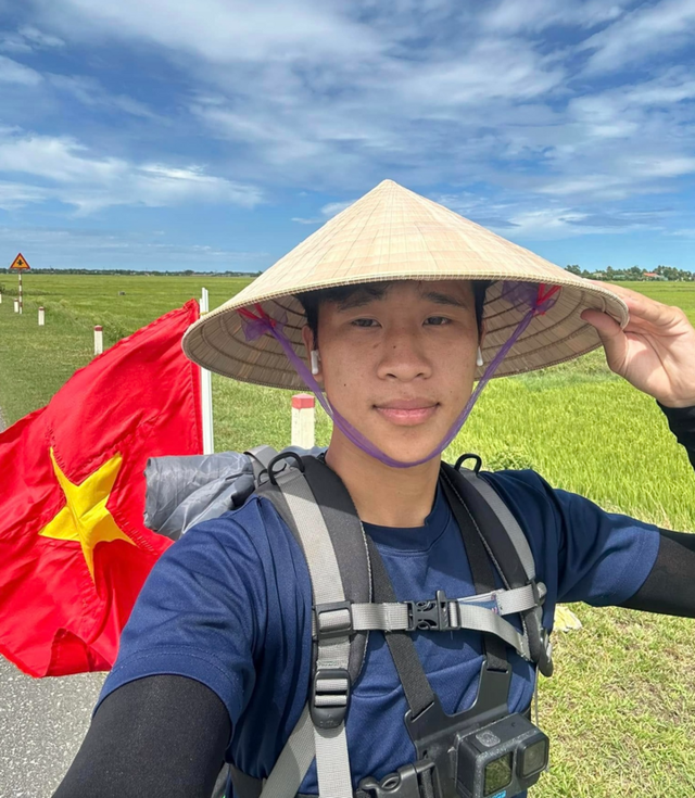 Thanh niên nổi tiếng mạng đã đến TP.HCM sau 22 ngày đạp xe từ Hà Nội, nói 5 từ không ngờ khi đã kịp "deadline"- Ảnh 5.