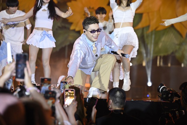 Hàng ngàn khán giả “cháy hết mình” cùng Quân A.P, B Ray, Captain Boy tại The East Live Concert- Ảnh 6.
