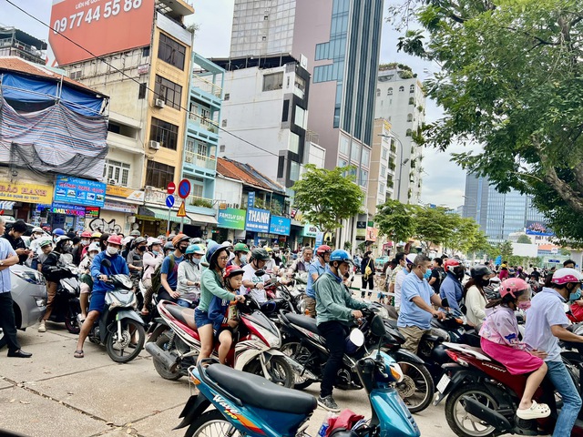Loạt điểm gửi xe mở 24/24 gần khu diễu binh 30/4: Bãi rộng, an ninh, khách thỏa sức "camp" chỗ từ đêm đến sáng- Ảnh 4. Loạt điểm gửi xe mở 24/24 gần khu diễu binh 30/4: Bãi rộng, an ninh, khách thỏa sức "camp" chỗ từ đêm đến sáng- Ảnh 4.