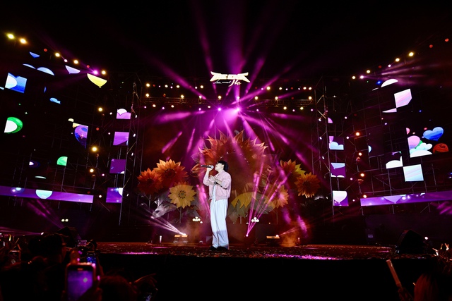 Hàng ngàn khán giả “cháy hết mình” cùng Quân A.P, B Ray, Captain Boy tại The East Live Concert- Ảnh 5.