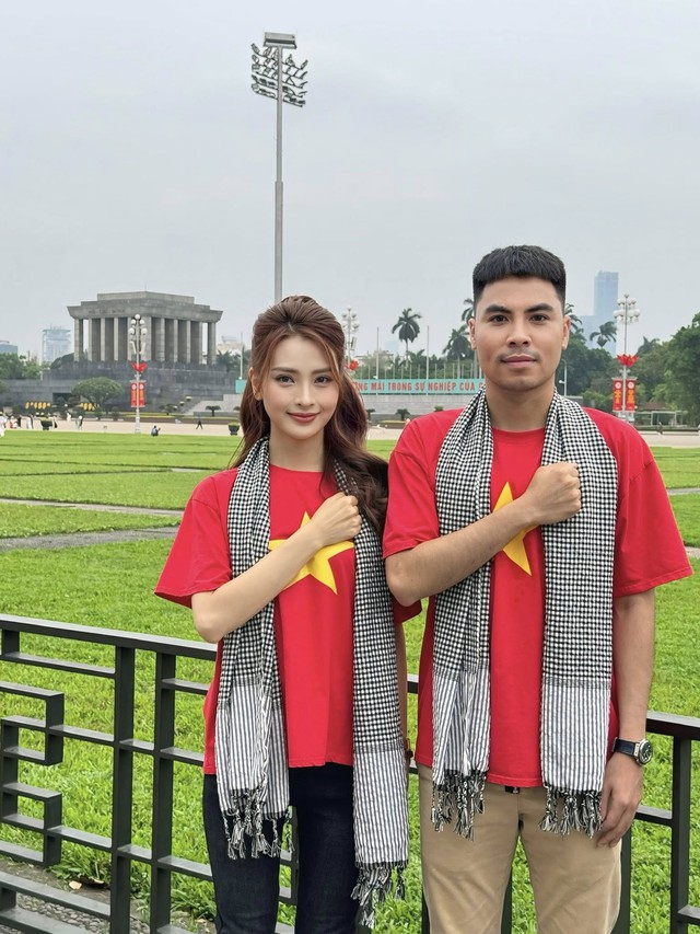 MC Huyền Trang Mù Tạt tung ảnh yêu nước với bạn trai cầu thủ nổi tiếng chặn đứng tin đồn rạn nứt tình cảm- Ảnh 1.