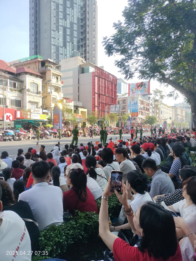 Tuyến đường "dễ thở" nhất để xem diễu binh 30.4: Thuận tiện di chuyển, nhiều WC, phù hợp cả trẻ em và người lớn- Ảnh 9. Tuyến đường "dễ thở" nhất để xem diễu binh 30.4: Thuận tiện di chuyển, nhiều WC, phù hợp cả trẻ em và người lớn- Ảnh 9.