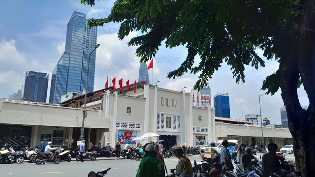 Tuyến đường "dễ thở" nhất để xem diễu binh 30.4: Thuận tiện di chuyển, nhiều WC, phù hợp cả trẻ em và người lớn- Ảnh 5. Tuyến đường "dễ thở" nhất để xem diễu binh 30.4: Thuận tiện di chuyển, nhiều WC, phù hợp cả trẻ em và người lớn- Ảnh 5.