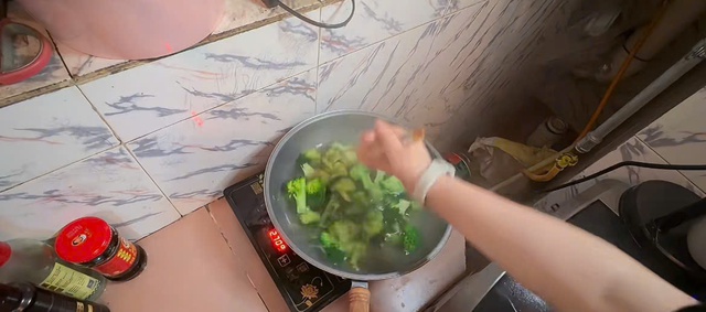 Lương 21 triệu cô gái chỉ ăn bữa cơm 10k/bữa, tiêu không quá 40k mỗi ngày: Nín lặng khi biết lý do tiết kiệm- Ảnh 6.